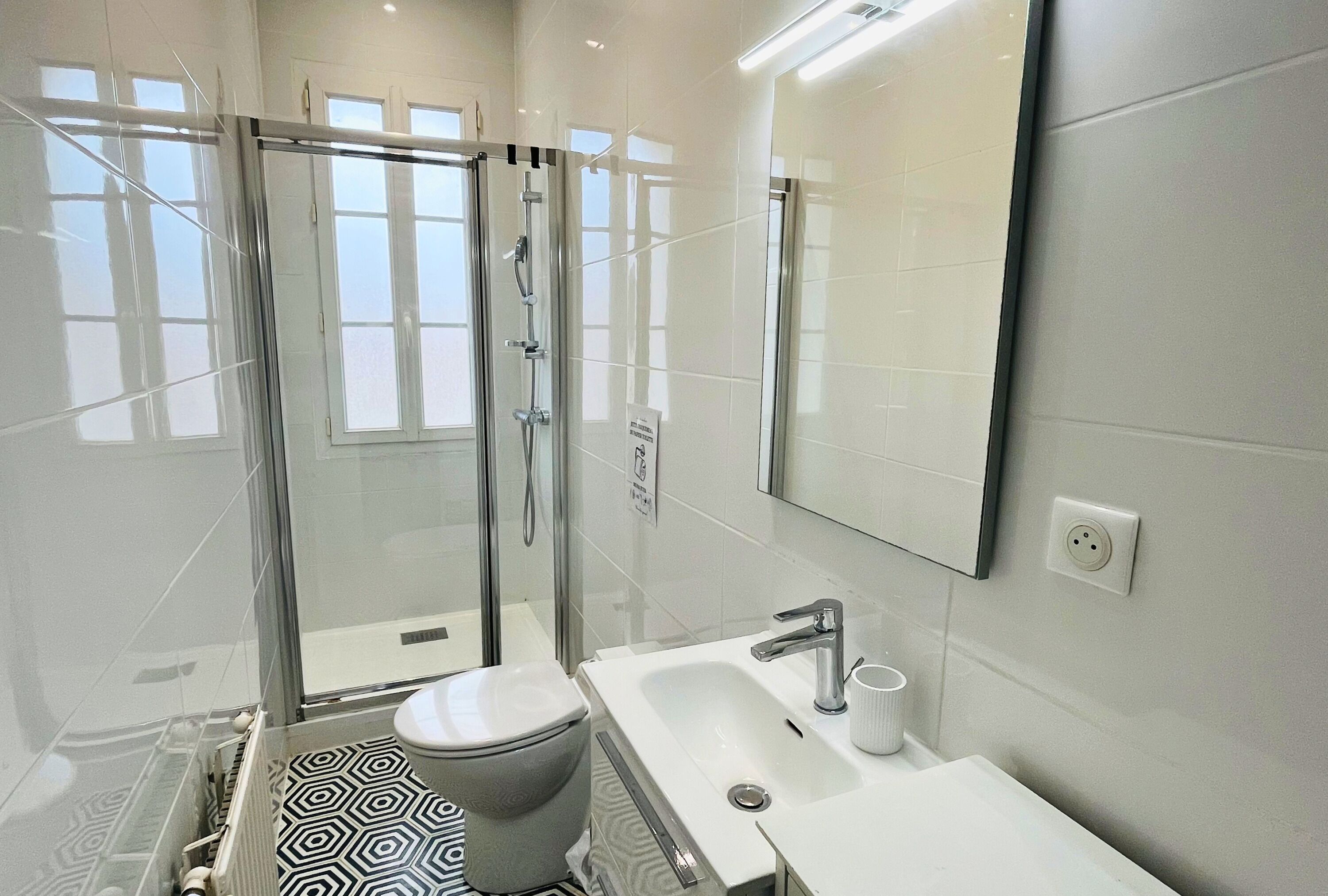 Douche, sèche-cheveux, savon, papier toilette