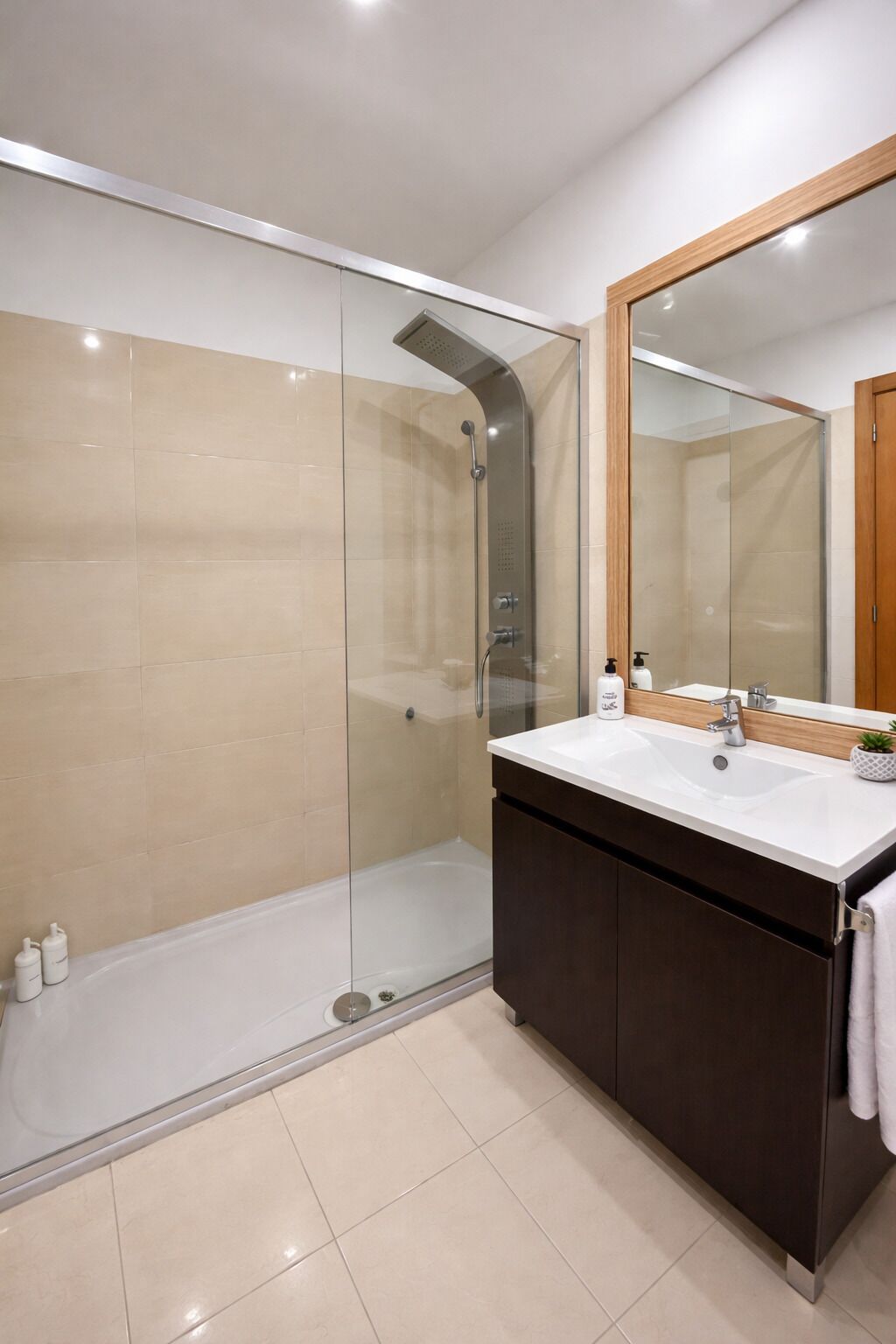 Dusche, Whirlpool, Haartrockner, Bidet