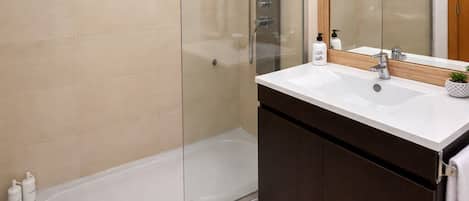 Douche, baignoire à remous, séchoir à cheveux, bidet
