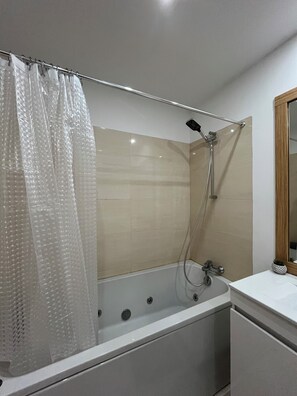 Shower, jetted bath, hair dryer, bidet - Alojamento Pando (Aveleda)
