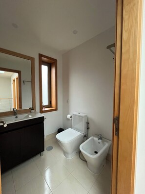 Shower, jetted bath, hair dryer, bidet - Alojamento Pando (Aveleda)