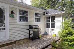 Terrace/patio - Picturesque Designer Waterfront Cottage, 3BR & Dock (Baysville)