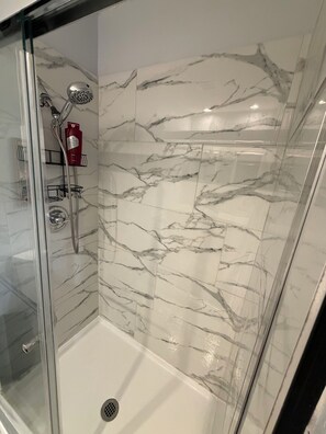 Shower, hair dryer, towels, soap - World Cup Stay, DT & Stadium, Sleeps 8 (Kansas City)