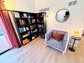 Living area - World Cup Stay, DT & Stadium, Sleeps 8 (Kansas City)