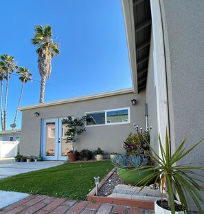 Exterior detail - Relaxed, warm modern cottage in Los Angeles. (Los Angeles)