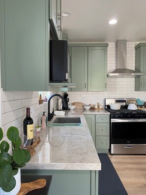 Private kitchen - Relaxed, warm modern cottage in Los Angeles. (Los Angeles)