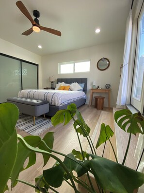 1 bedroom, iron/ironing board, WiFi, bed sheets - Relaxed, warm modern cottage in Los Angeles. (Los Angeles)