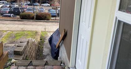 Cozy 1-bedroom apartment in pleasant Tacoma with AC