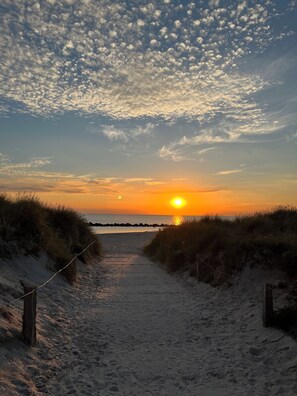 Beach - Spacious vacation apartment in the idyllic Baltic seaside resort of Wustrow. Centrally located! (Wustrow)