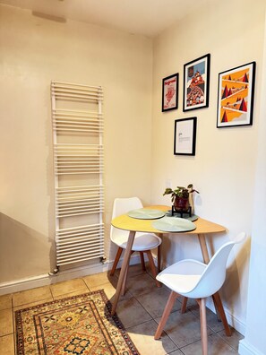 Dining - Stable Cottage – A Hidden Gem in Abergavenny Town (Abergavenny)