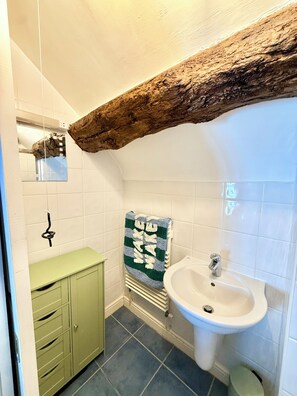 Sèche-cheveux, serviettes fournies, savon, papier toilette