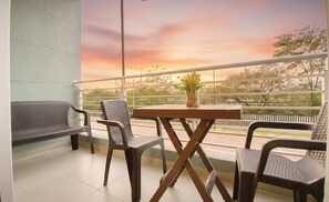 Outdoor dining - Modern 3BR Apartment-Country Reserved FullComfort (Gaira)