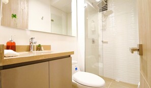 Shower, towels, soap, toilet paper - Modern 3BR Apartment-Country Reserved FullComfort (Gaira)