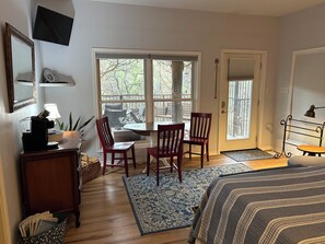 2 bedrooms, iron/ironing board, WiFi, bed sheets - 2 Bedrooms Private Entrance and Private Decks Overlooking Wildlife Preserve. (Kyle)