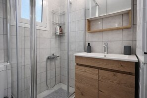 Hair dryer, towels, soap, toilet paper - Piraeus Port Steps Away – Ground Floor Apt By ΜΡS (Pireas)