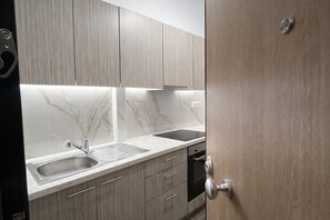 Private kitchen - Piraeus Port Steps Away – Ground Floor Apt By ΜΡS (Pireas)