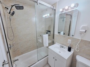 Hair dryer, towels, soap, shampoo - Crest / King Bed / Elevator / 65"TV / Ensuite Bath (Philadelphia)