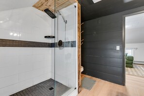 Dusche, Haartrockner, Handtücher, Toilettenpapier