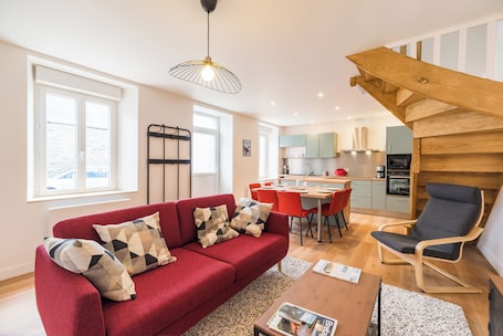 TV, books. Charming Maison Bretonneau in the heart of L'île Grande