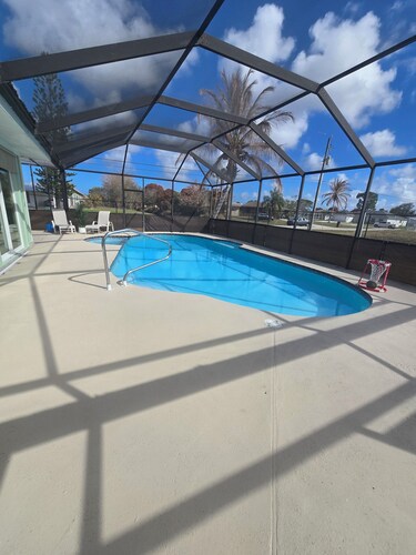 Poolside Palms - 3bd/3ba Sleeps 18