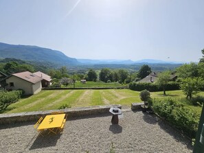 Outdoor dining - Vrbo Property (Valromey-sur-Séran)