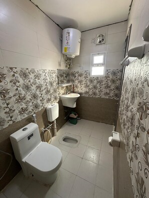 Bathroom - Bed & Breakfast in hertige old houses and near by old sooq and near museum (Wilayat Al Hamra)