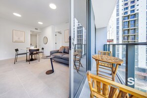 Condo, sacada, vista para a cidade | Parte interna