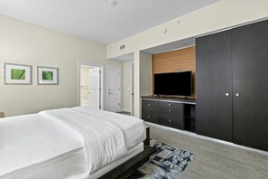 Room - 1BR King Suite w/ Veranda | Pool Access, Spa & Gym (Miami)