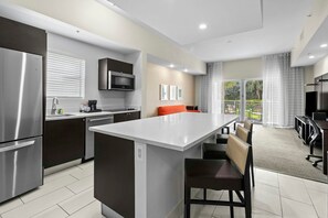 Private kitchen - 1BR King Suite w/ Veranda | Pool Access, Spa & Gym (Miami)