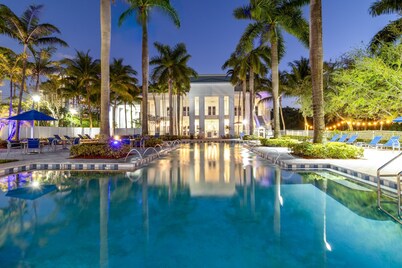 1BR King Suite w/ Veranda | Pool Access, Spa & Gym