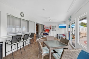 Interior - Summer Deals! 3/2 Pool Home NW Bradenton 10 mins to Beach! (Bradenton)