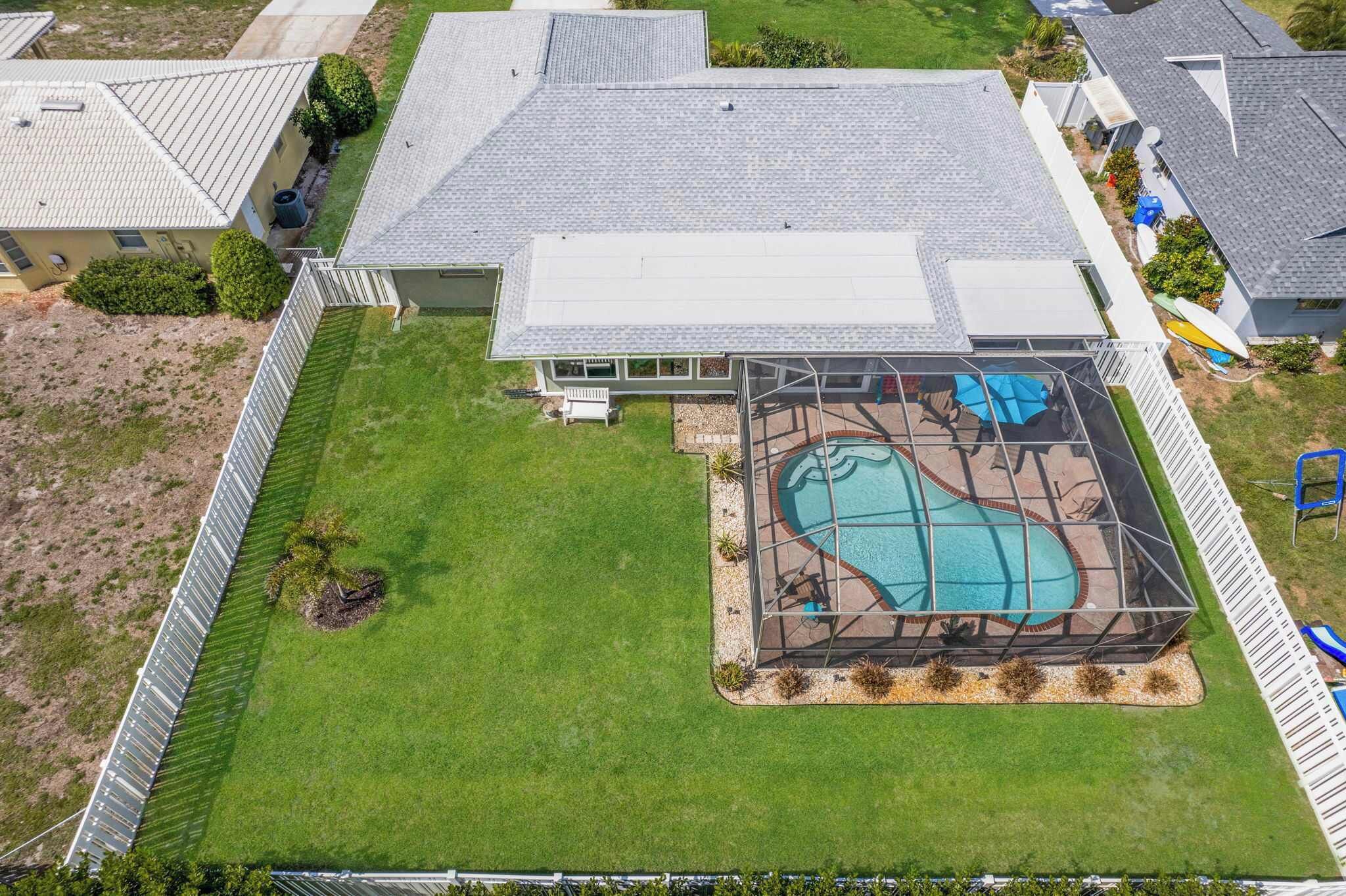 Vista aèria d'una propietat residencial amb piscina, pati tancat i zona de porxo coberta.