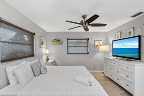 3 bedrooms, iron/ironing board, travel cot, WiFi - Summer Deals! 3/2 Pool Home NW Bradenton 10 mins to Beach! (Bradenton)