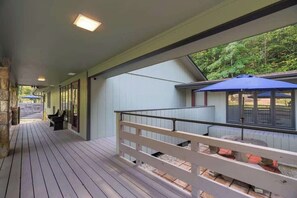Terrace/patio - Close to town! Near Rocky Top Sports World! (Gatlinburg)