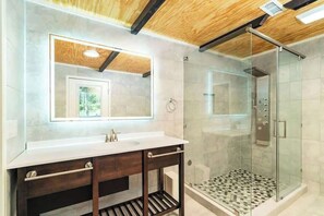 Shower, hair dryer, towels - Close to town! Near Rocky Top Sports World! (Gatlinburg)