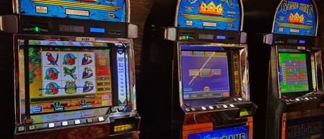 Tres máquinas de arcade con la etiqueta "Game King", presentando los juegos "Multi-Domination" y "Multi-Game".