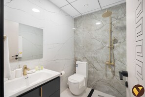 Luxury-Studio, Balkon, Stadtblick | Badezimmer | Umweltfreundliche Kosmetikartikel, Haartrockner, Bidet, Handtücher