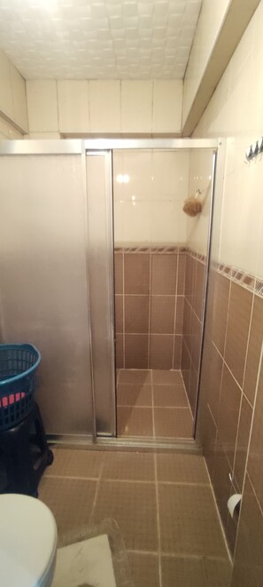 Serviettes fournies, savon, papier de toilette