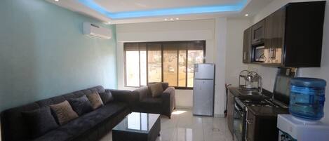 Monolocale, balcone, vista città | Area soggiorno