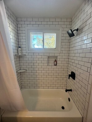 Toallas, jabón, papel de baño 