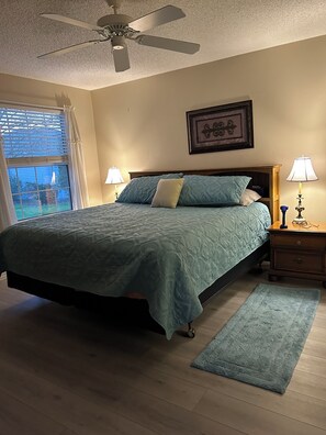 3 bedrooms, iron/ironing board, WiFi, bed sheets - Bargain prices. Two king and one queen bed. Pet friendly. Golf cart included. (The Villages)