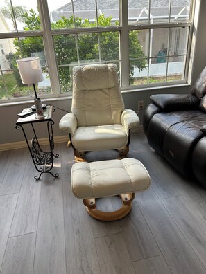 TV - Bargain prices. Two king and one queen bed. Pet friendly. Golf cart included. (The Villages)