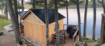 MooseTracks Cottage | Waterfront | Walk to Dorset