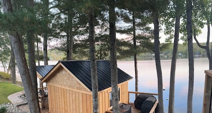 MooseTracks Cottage | Waterfront | Walk to Dorset