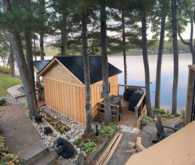 MooseTracks Cottage | Waterfront | Walk to Dorset