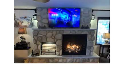 MooseTracks Cottage | Waterfront | Walk to Dorset