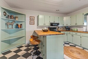 Private kitchen - The Lively House - 4 BD Stylish Ranch on 13 AC, 6 MI to Augusta Regional Airport (Hephzibah)