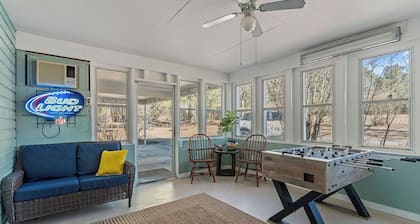 The Lively House - 4 BD Stylish Ranch on 13 AC, 6 MI to Augusta Regional Airport