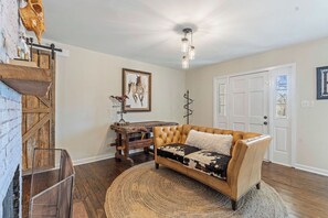 Living area - The Lively House - 4 BD Stylish Ranch on 13 AC, 6 MI to Augusta Regional Airport (Hephzibah)