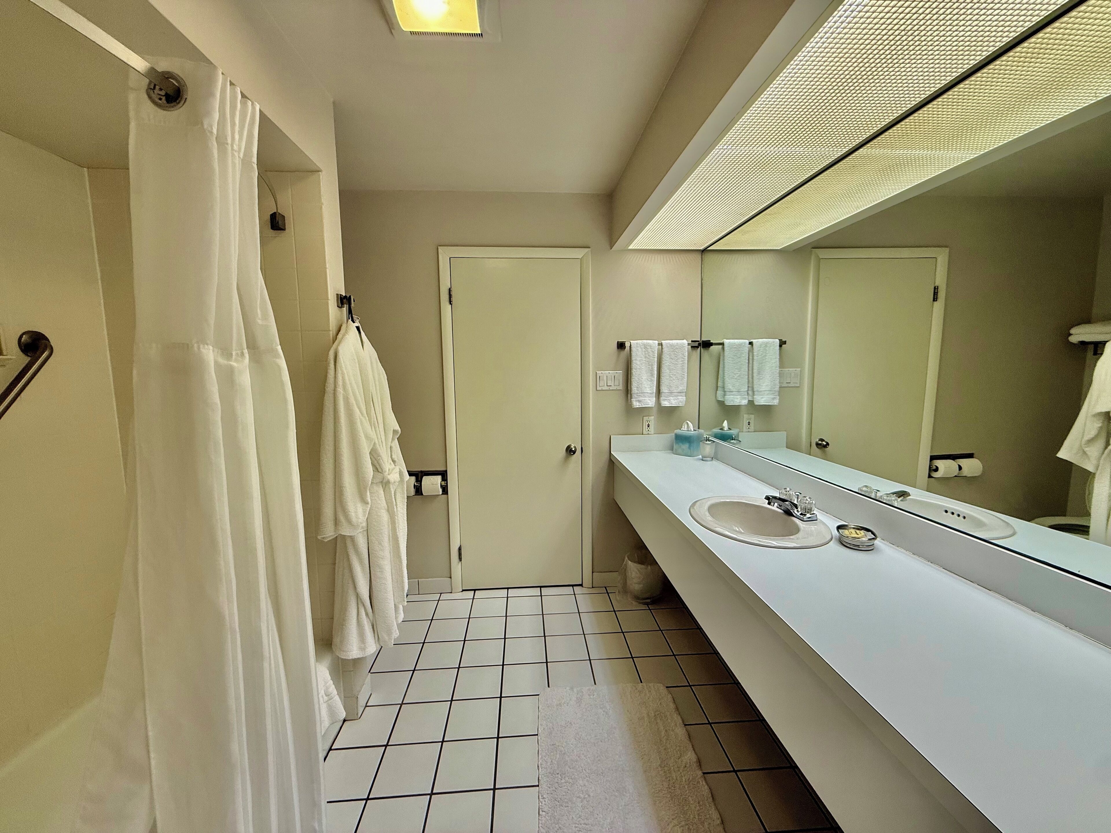 Room, 1 King Bed | Bathroom